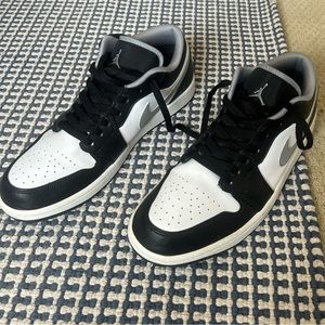 Jordan 1 Low
BLACK/PARTICLE GREY-WHITE Black White Grey